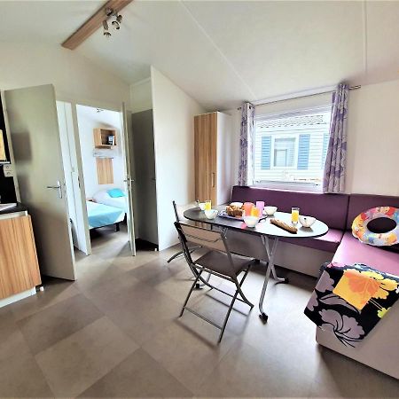 Отель Camping Le Clos Des Pins Сент-Илер-де-Рье Экстерьер фото