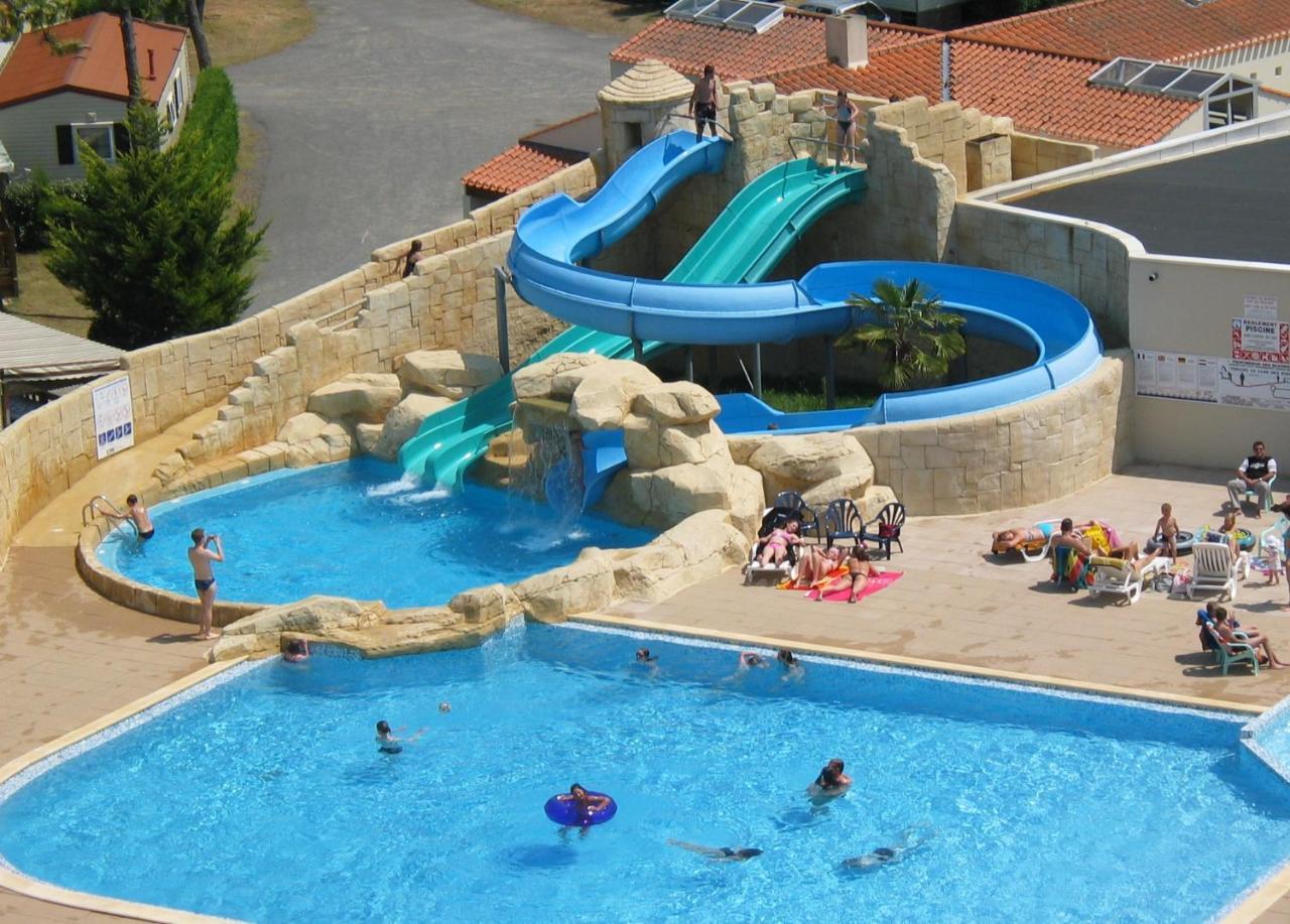 Отель Camping Le Clos Des Pins Сент-Илер-де-Рье Экстерьер фото
