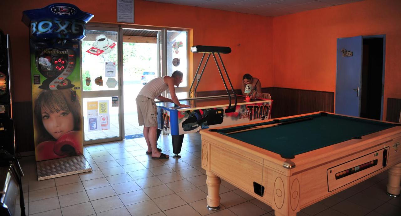 Отель Camping Le Clos Des Pins Сент-Илер-де-Рье Экстерьер фото
